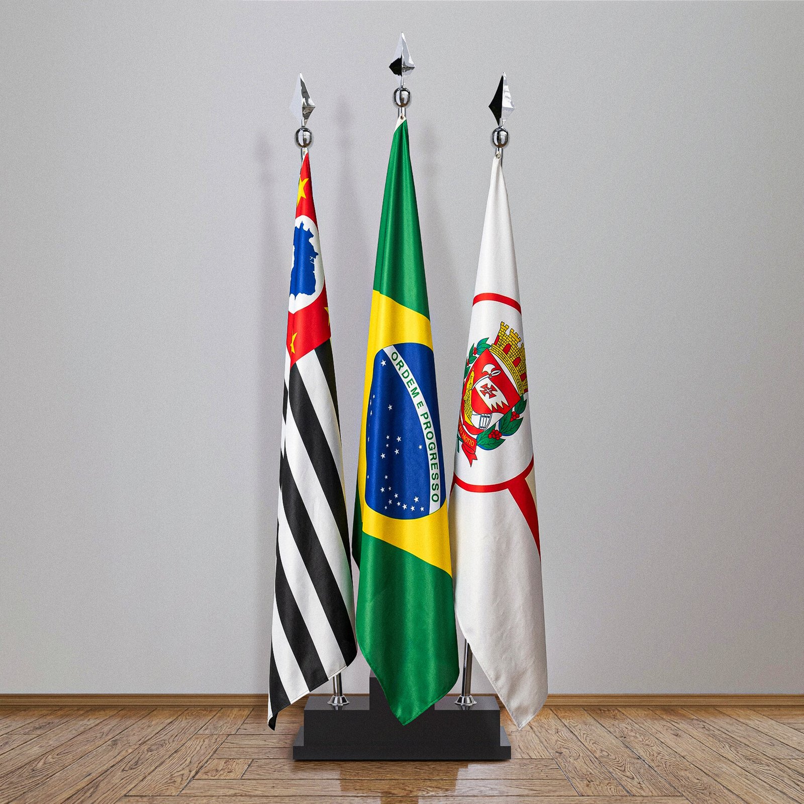 Conjunto completo, sem cortes: base de madeira com três mastros e bandeiras hasteadas, da ponteira ao pé de borracha